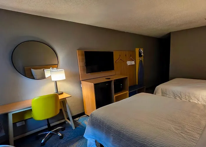 Days By Wyndham Great Lakes-free Breakfast And Naval Base Shuttle 2*