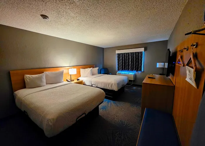 Days By Wyndham Great Lakes-free Breakfast And Naval Base Shuttle 2*