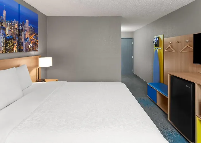 Days By Wyndham Great Lakes-free Breakfast And Naval Base Shuttle 2* Waukegan