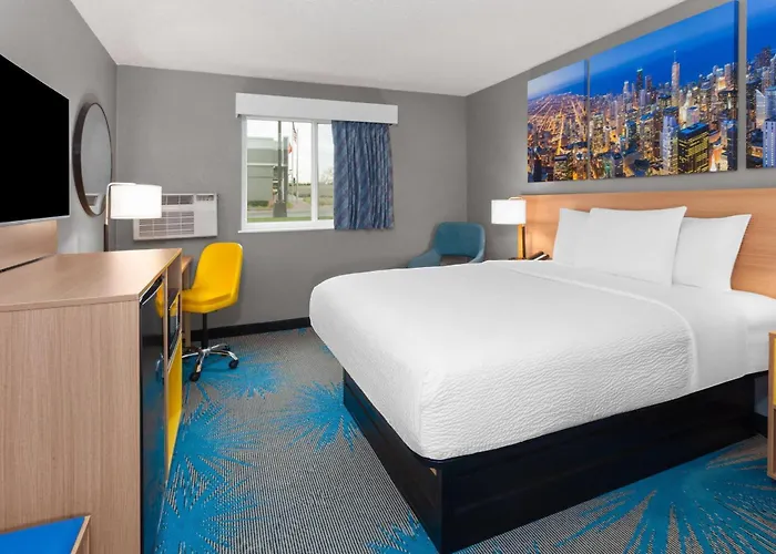 Hotel Days By Wyndham Great Lakes-free Breakfast And Naval Base Shuttle Waukegan