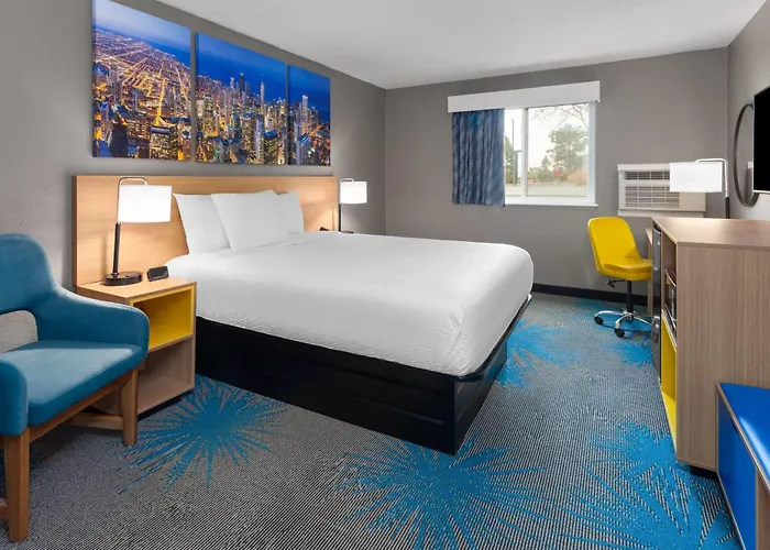 Hotel Days By Wyndham Great Lakes-free Breakfast And Naval Base Shuttle