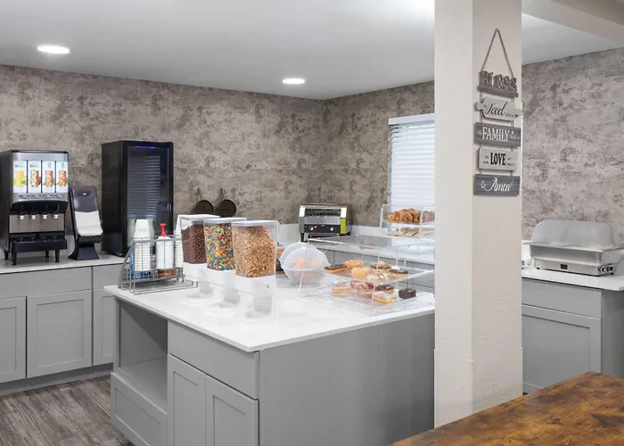 Hotel Days By Wyndham Great Lakes-free Breakfast And Naval Base Shuttle Waukegan