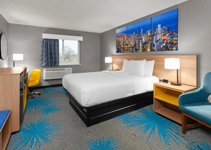 Days By Wyndham Great Lakes-free Breakfast And Naval Base Shuttle Hotel 2*