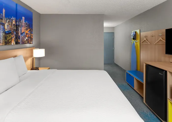 Days By Wyndham Great Lakes-free Breakfast And Naval Base Shuttle Hotel Waukegan