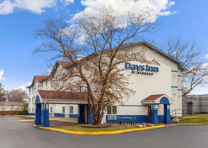 Days By Wyndham Great Lakes-free Breakfast And Naval Base Shuttle Waukegan